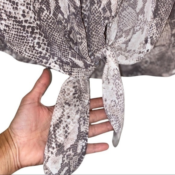 OLIVACEOUS SnakeSkin Pattern Sz Medium Blouse - Picture 8 of 8